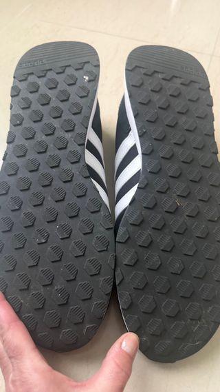 Zapatillas Adidas Negras y Blancas