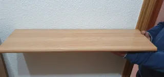 Vitrina y dos estanterías.