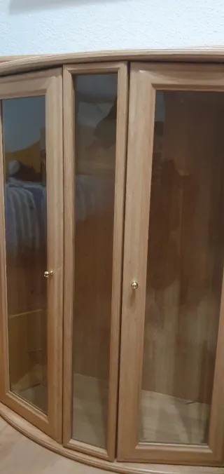 Vitrina y dos estanterías.