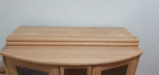 Vitrina y dos estanterías.