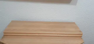 Vitrina y dos estanterías.