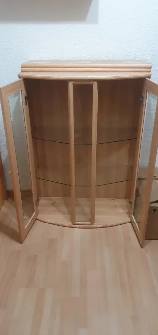 Vitrina y dos estanterías.