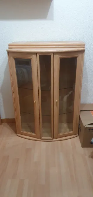 Vitrina y dos estanterías.
