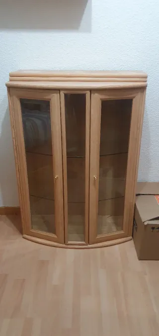 Vitrina y dos estanterías.