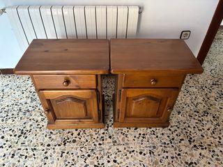 Mesitas de noche de madera maciza – estilo clásico