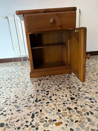 Mesitas de noche de madera maciza – estilo clásico