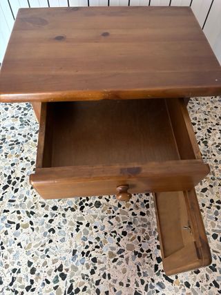 Mesitas de noche de madera maciza – estilo clásico