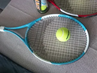 Raquetas de tenis Artengo con pelotas