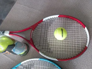 Raquetas de tenis Artengo con pelotas