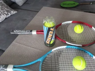 Raquetas de tenis Artengo con pelotas