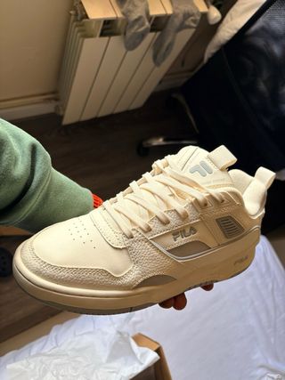 Zapatillas Fila Beige/Gris Casi Nuevas. 1 puesta
