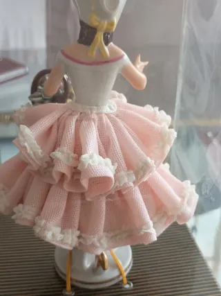 Figura porcelana Dresden mujer cesta flores