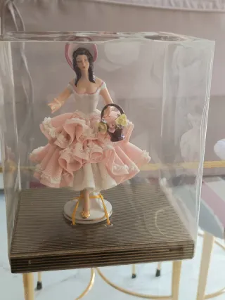 Figura porcelana Dresden mujer cesta flores