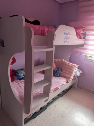 Litera infantil rosa y blanca