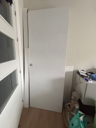 Puerta blanca moderna