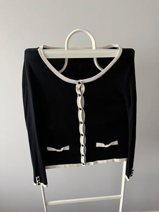 Chaqueta de punto negra y blanca
