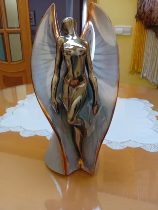 Figura Ángel Decorativa Dorada y Blanca