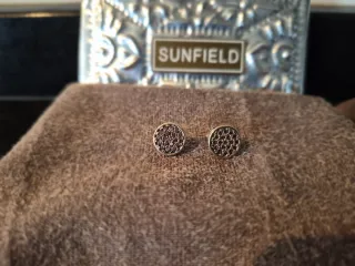 Pendientes Sunfield rosas y dorados.