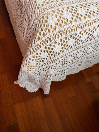Colcha de ganchillo blanca