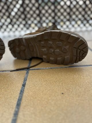 Botas militares marrones.