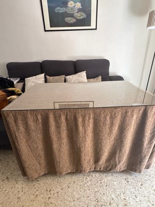 Mesa de salón con tapa de cristal