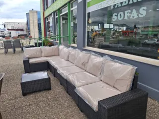 Rinconera de jardín beige y negra