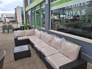 Rinconera de jardín beige y negra