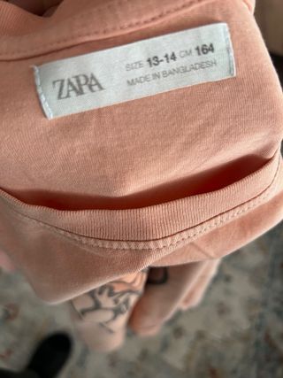 Camiseta naranja con estampado de baloncesto