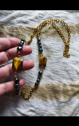 Collar dorado con piedras ojo de tigre