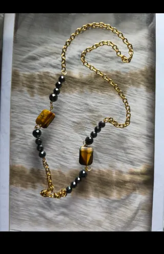 Collar dorado con piedras ojo de tigre