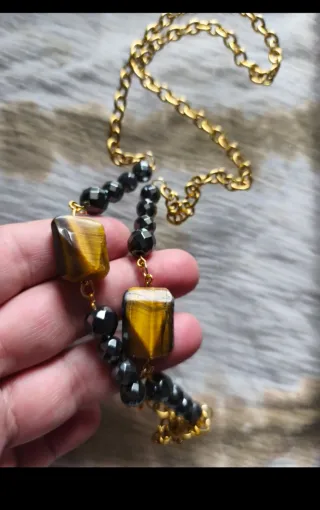 Collar dorado con piedras ojo de tigre