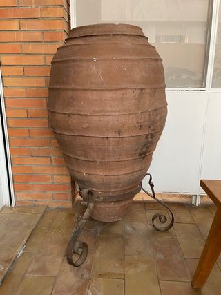 Tinaja antigua de barro