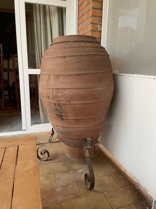 Tinaja antigua de barro