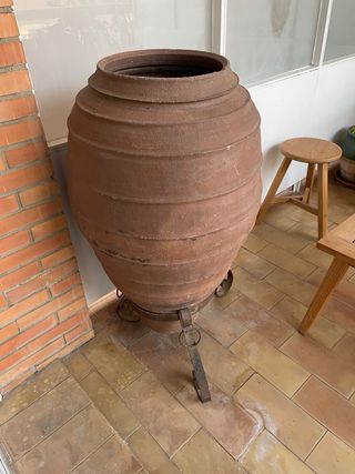 Tinaja antigua de barro