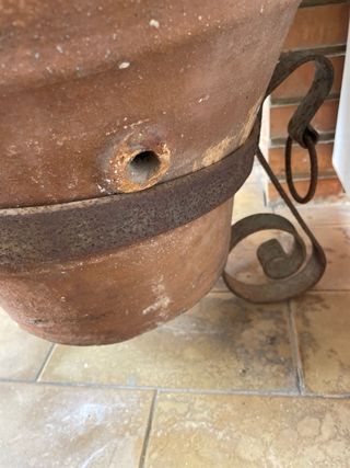 Tinaja antigua de barro