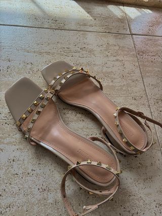 Sandalias elegantes beige y doradas