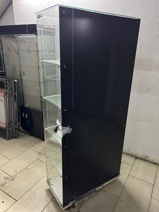 Vitrina de cristal con LEDs y ruedas (3)