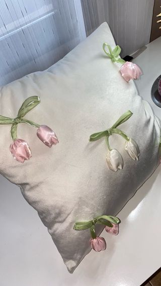 Cojín decorativo con tulipanes de Satén
