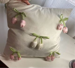 Cojín decorativo con tulipanes de Satén