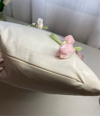 Cojín decorativo con tulipanes de Satén