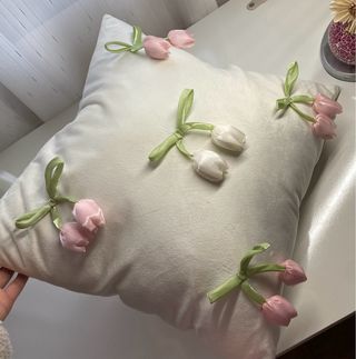 Cojín decorativo con tulipanes de Satén
