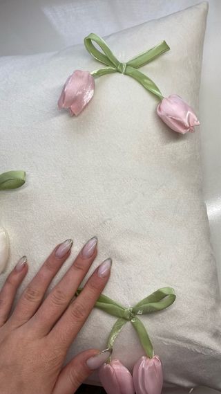 Cojín decorativo con tulipanes de Satén