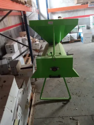 Peladora de almendras toma fuerza tractor