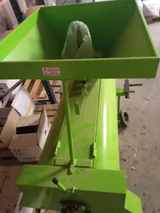 Peladora de almendras toma fuerza tractor