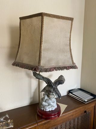 Lámpara de mesa con águila de cerámica