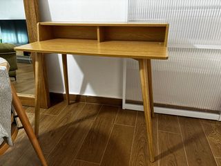 Escritorio de madera estilo nórdico