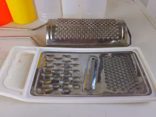 2 Grattugie in Metallo e Plastica