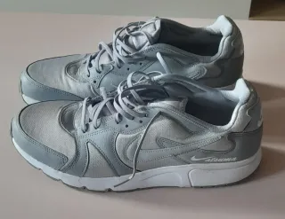 Zapatillas Nike Atsuma Grises y Blancas