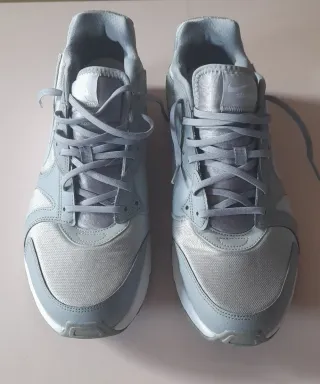 Zapatillas Nike Atsuma Grises y Blancas