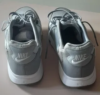 Zapatillas Nike Atsuma Grises y Blancas